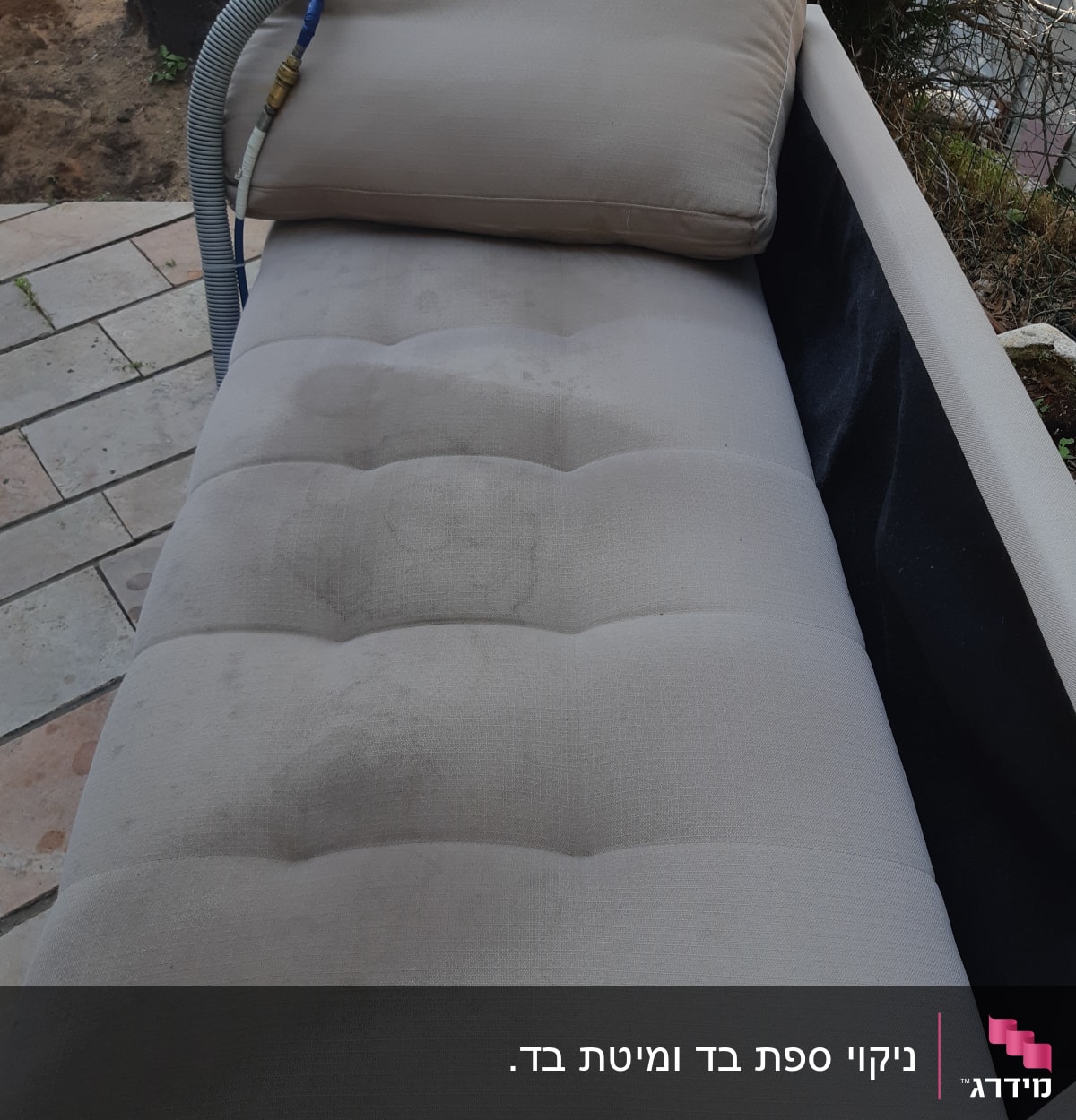 ספה עם כתמים וצינור ניקוי מחובר